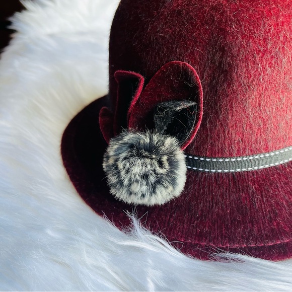 Ladies burgundy felt hat with gray pom pom and bow accessory - Picture 4 of 5